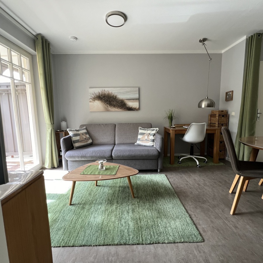 Wohnküche mit verdeckter Eingangstür